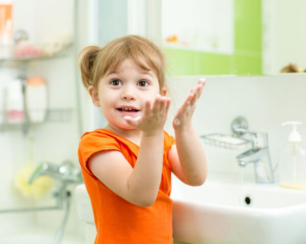 Rentrée scolaire comment désinfecter les mains des enfants