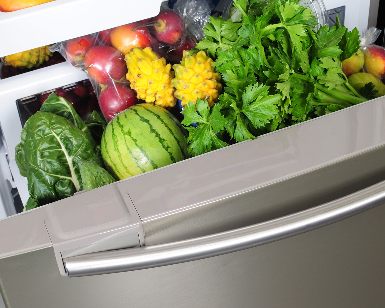 3 astuces pour enlever les mauvaises odeurs du frigo 