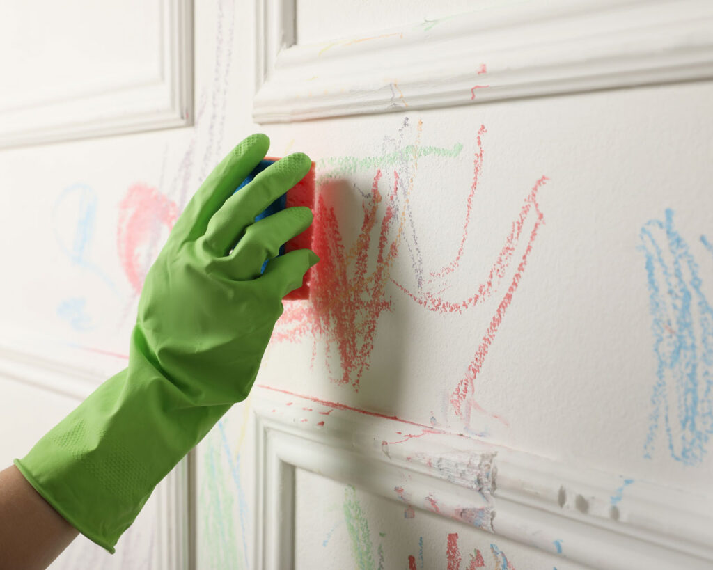 Comment nettoyer des traces sur un mur blanc