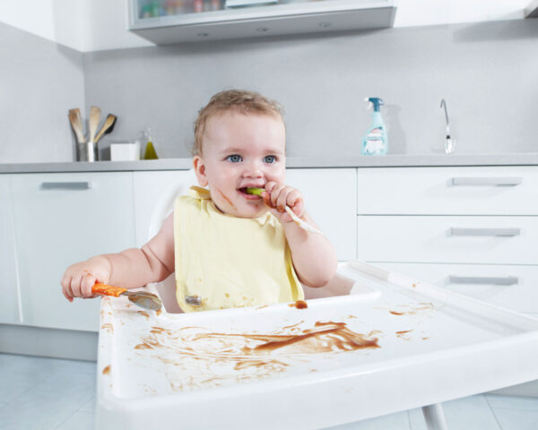 Comment nettoyer et désinfecter la chaise haute de bébé