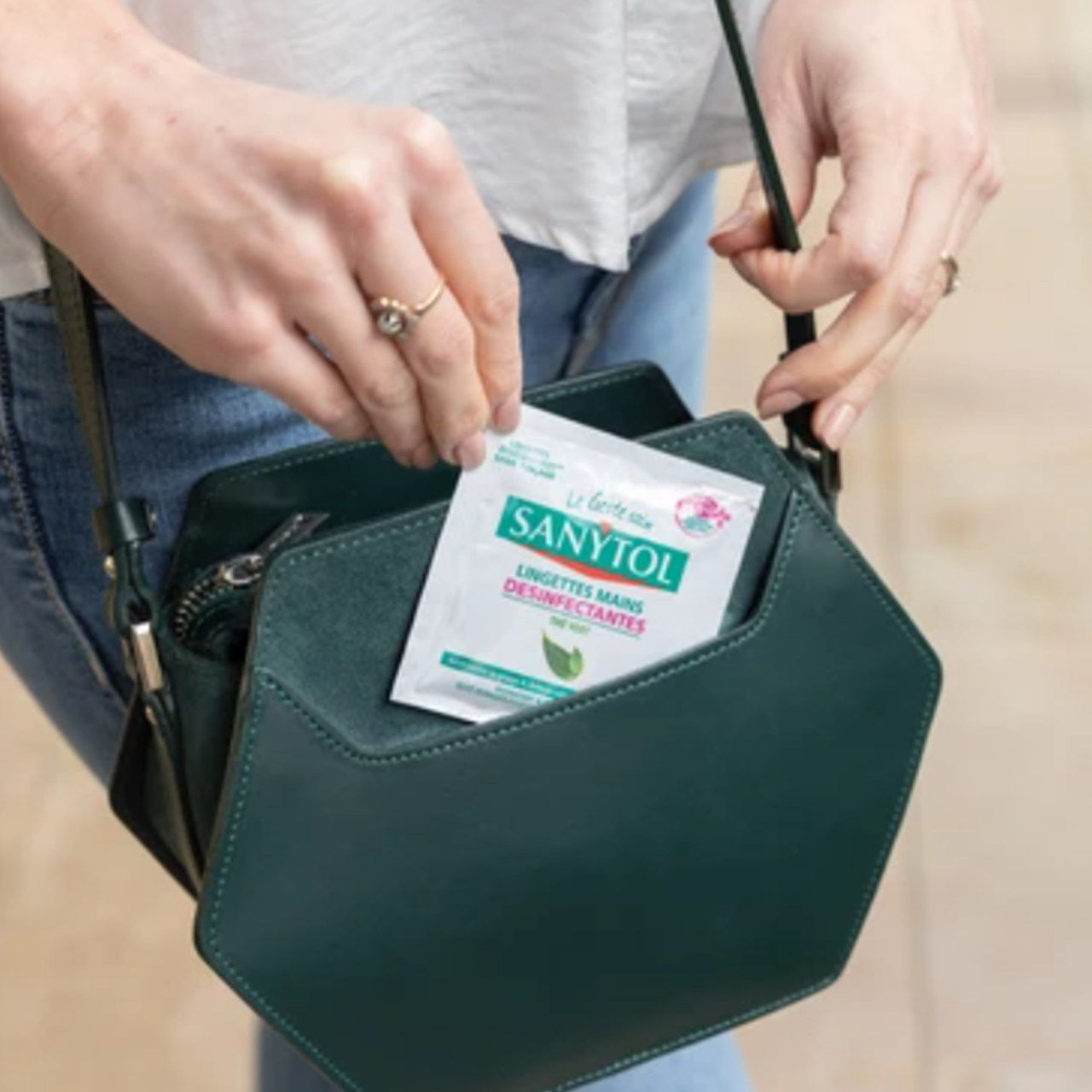 Lingettes individuelles désinfectantes et antibactériennes pour les mains  au Thé Vert